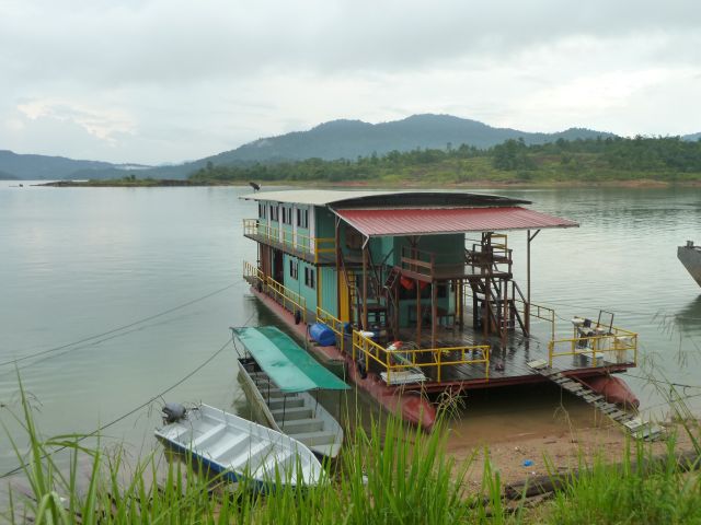 Ein Hausboot am Tasik Kenyir.